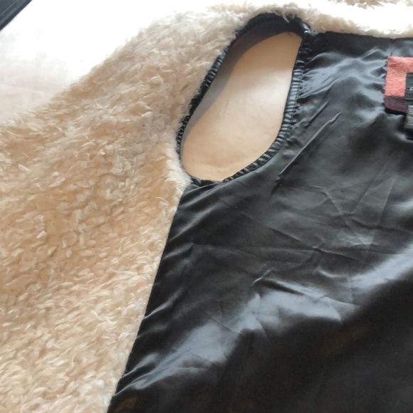 Women’s plaid sleeveless vest with front and faux fur. Size medium - Picture 6 of 8